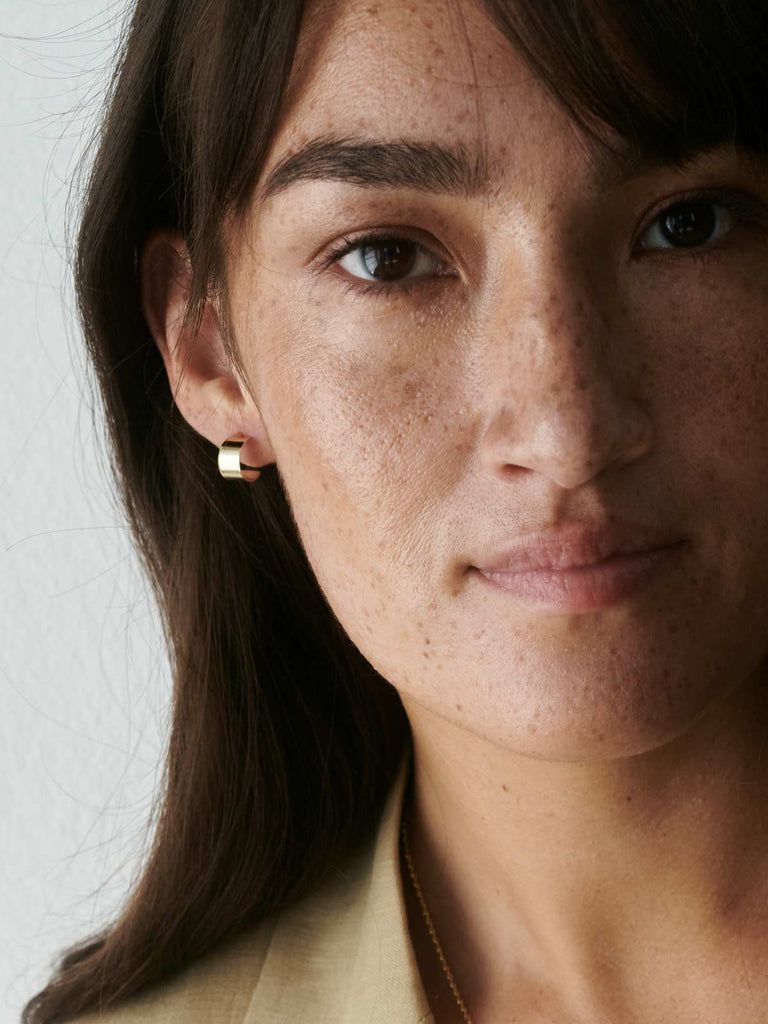Nachhaltige 14k Echtgold Radiance Earrings Model Tragebild