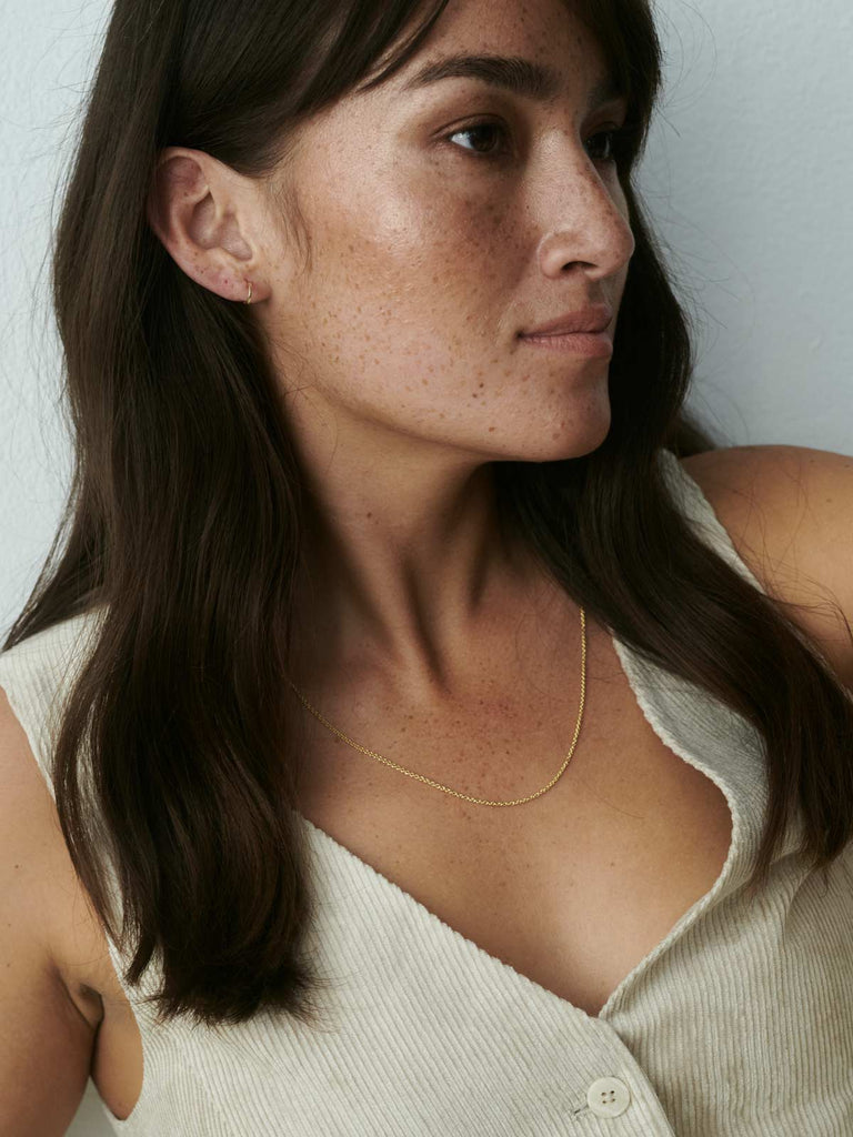 Nachhaltige 14k Echtgold Halskette The Sensual Tragebild Model