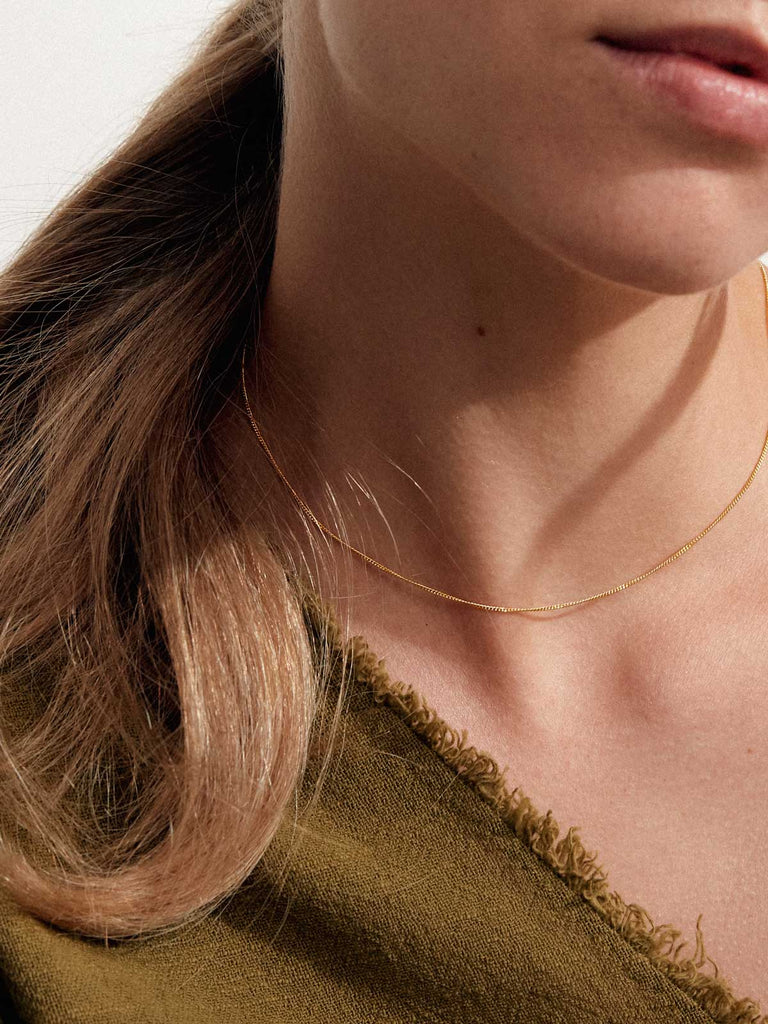 Nachhaltige 14k Echtgold Halskette The Glowy Tragebild Model
