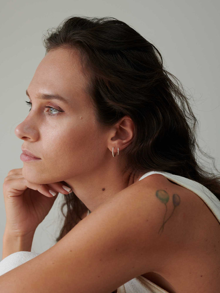 Lab Grown Diamond Huggies | 14k Echtgold | Diamant Creolen aus Gold von DEAR DARLING BERLIN