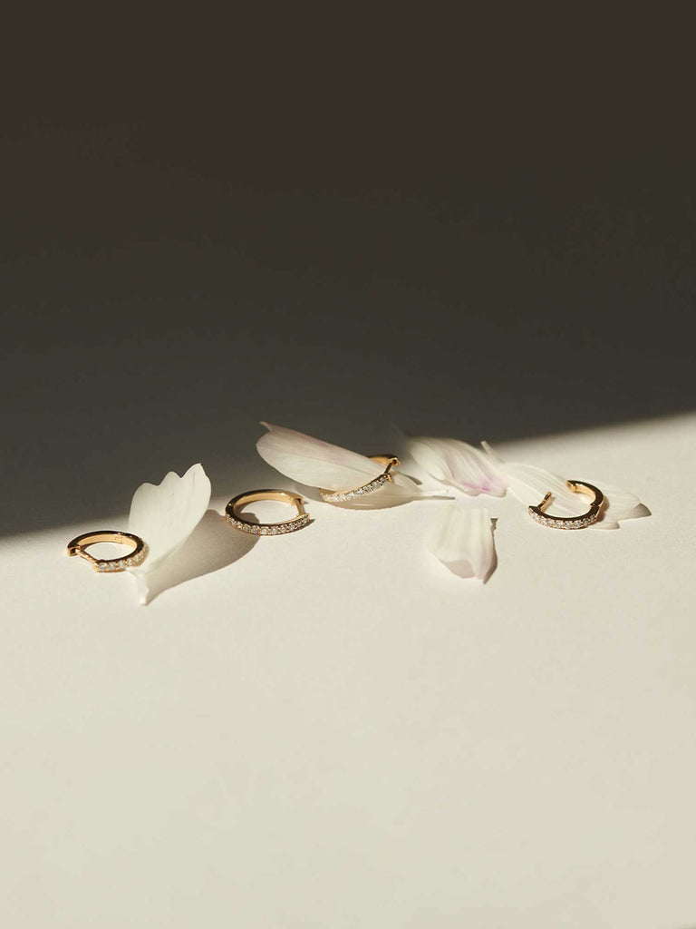 Mini Lab Grown Diamond Huggies | 14k Echtgold | Diamant Creolen von DEAR DARLING BERLIN