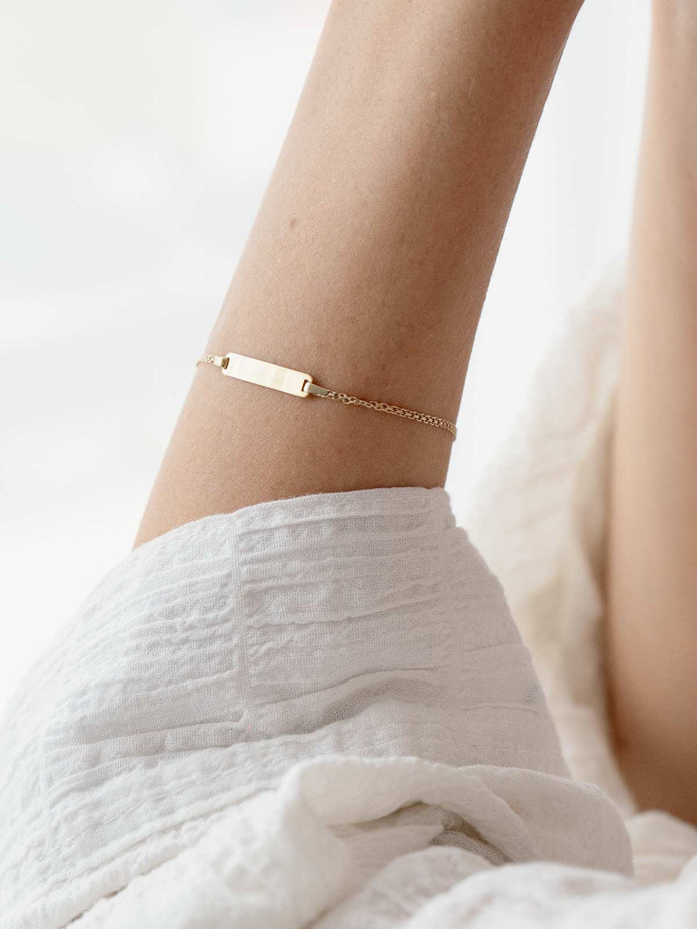 Armband für Kinder mit Gravur aus 14k Gold Tragebvild