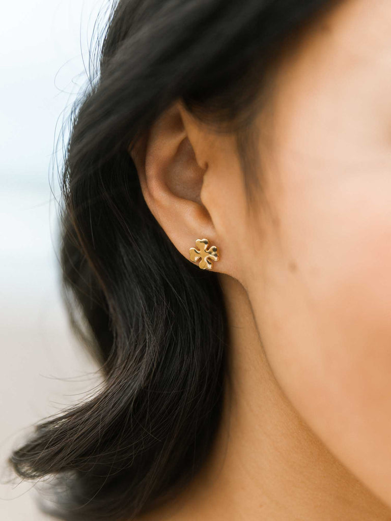 Nachhaltige Love Clover Ohrstecker | Kleeblatt Ohrringe von DEAR DARLING BERLIN