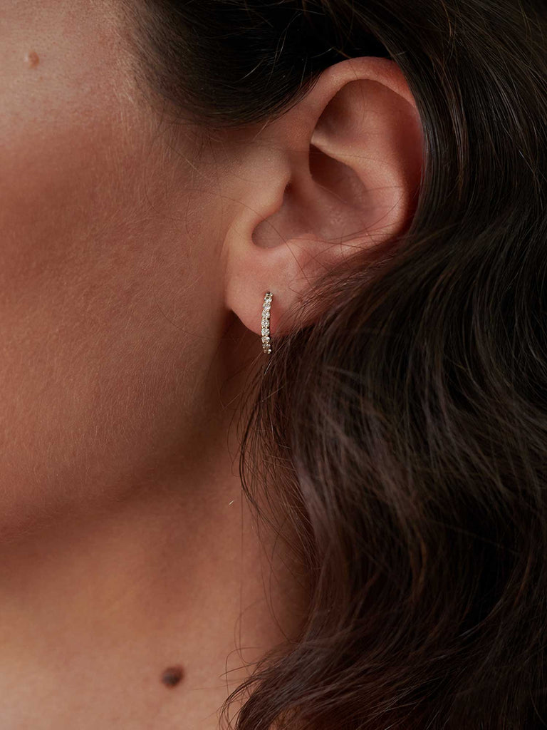 Mini Lab Grown Diamond Huggies | 14k Echtgold | Diamant Creolen von DEAR DARLING BERLIN