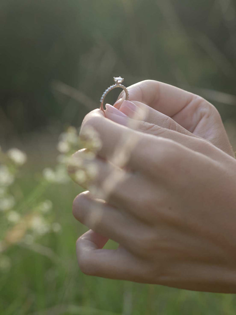 Verlobungsring mit Lab Grown Diamant Emerald | Alara Luxe von DEAR DARLING BERLIN