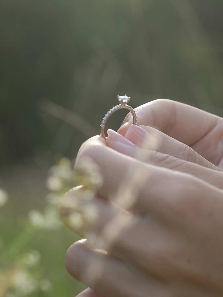 Verlobungsring mit Lab Grown Diamant Emerald | Alara Luxe von DEAR DARLING BERLIN
