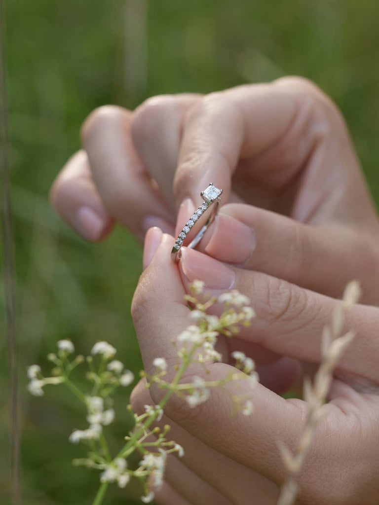 Verlobungsring mit Lab Grown Diamant Emerald | Alara Luxe von DEAR DARLING BERLIN