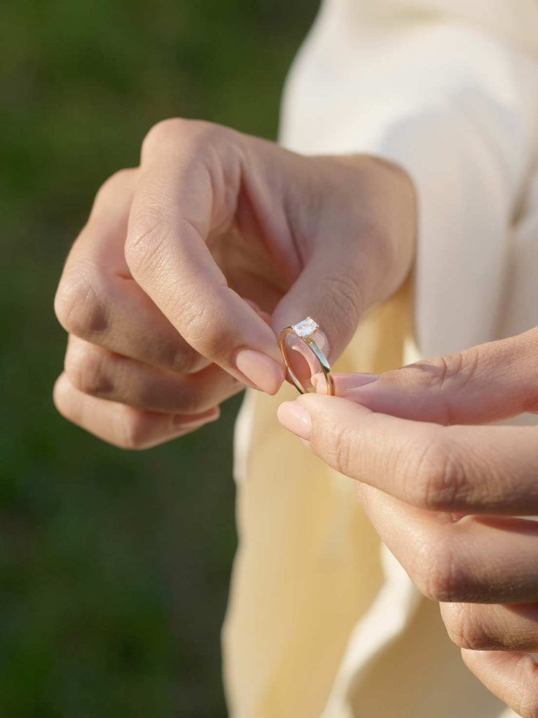 Verlobungsring mit Lab Grown Emerald Diamant | Ring Ava von DEAR DARLING BERLIN
