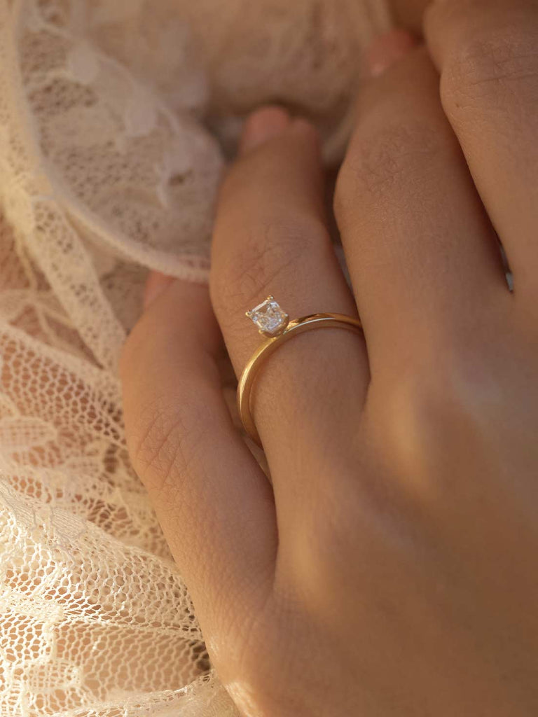 Verlobungsring mit Lab Grown Emerald Diamant | Ring Ava von DEAR DARLING BERLIN