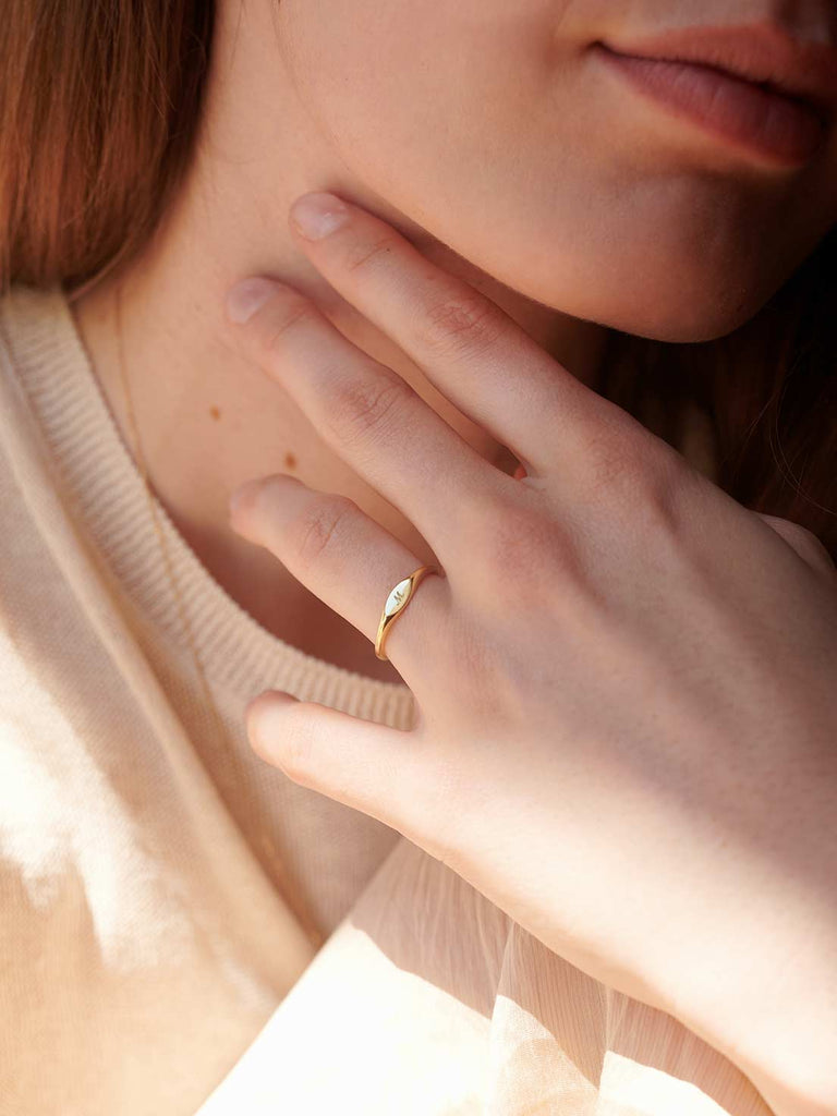 Signet Ring Becca | Personalisierbar | Siegelring Damen Gold von DEAR DARLING BERLIN