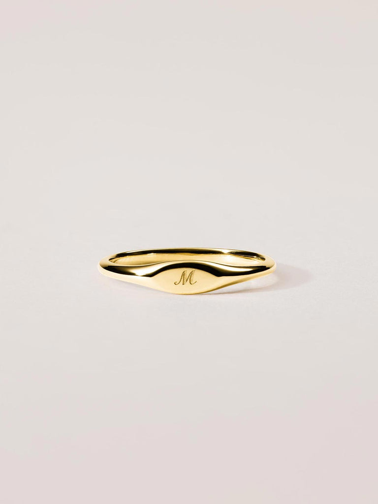 Signet Ring Becca | Personalisierbar | Siegelring Damen Gold von DEAR DARLING BERLIN
