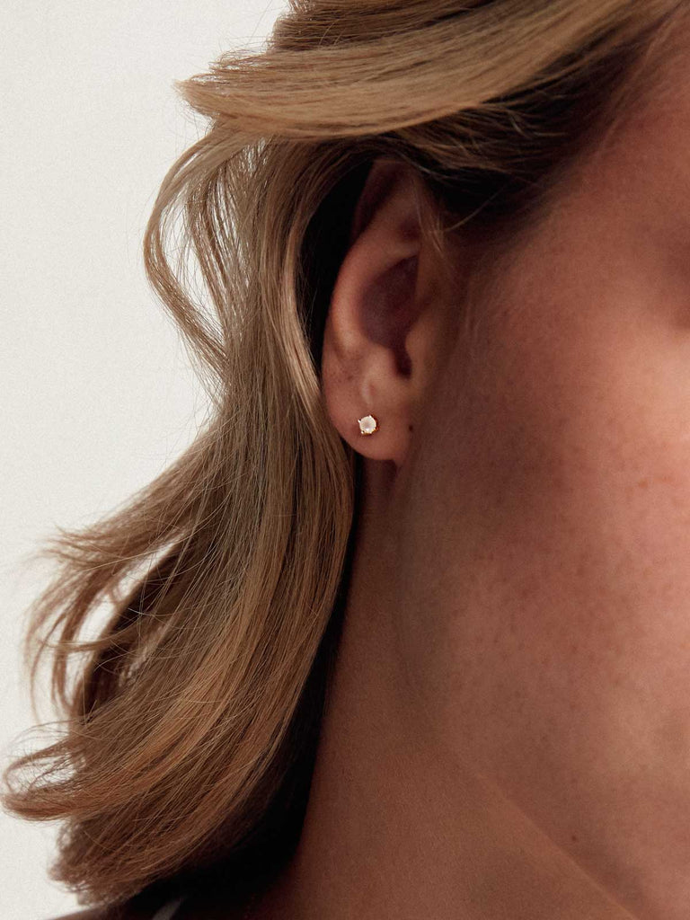 Geburtsstein Juni Ohrringe | 14k Echtgold & Mondstein von DEAR DARLING BERLIN