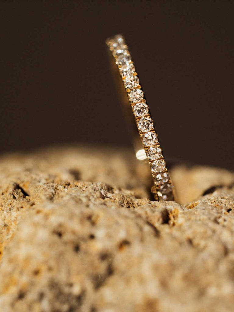 Lab Grown Diamond Verlobungsring liegt auf Stein