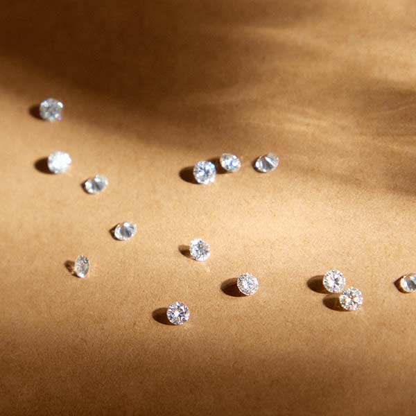 Lab Grown Diamond Steine auf Tisch