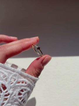 Ring Faye mit rotem Granat in 14k Gelbgold, Video