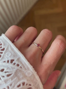 Ring Faye mit rotem Granat in 14k Gelbgold, Video
