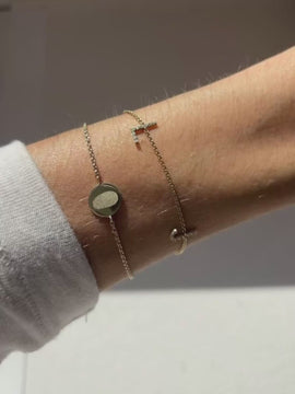 Video Mini Diamond Letter Armband kombiniert mit Gravurarmband Stella am Handgelenk
