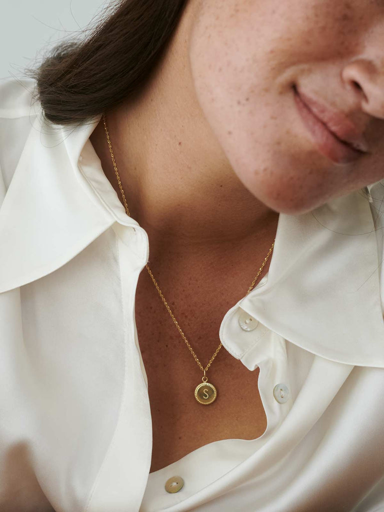 Halskette Harmony mit personalisierbarem runden Anhänger | 14k Gold | Gravurkette von DEAR DARLING BERLIN