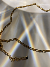 Halskette Therese aus recyceltem Silber auf Tisch