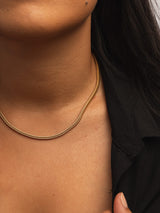 Nahaufnahme mit Model der Halskette Chloe in Gold