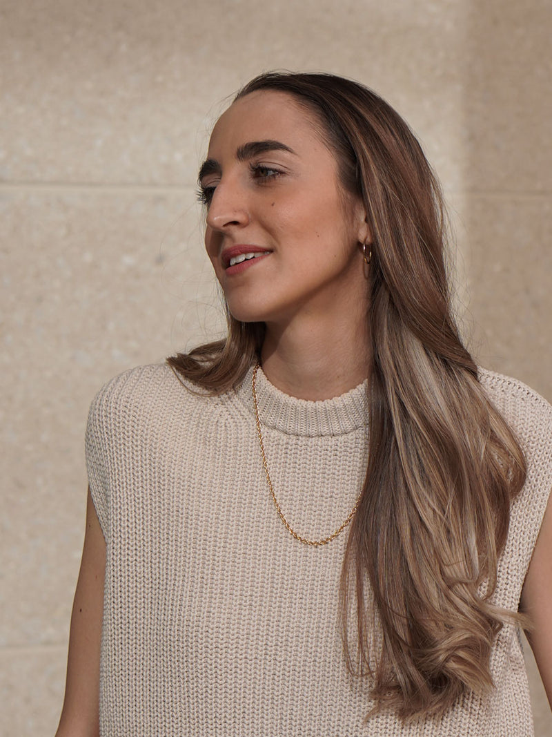 Model trägt Halskette Sofia in Gold