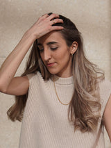 Model trägt nachhaltige Halskette Sofia in Gold