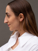 Model Detailaufnahme goldene Ohrringe Holly
