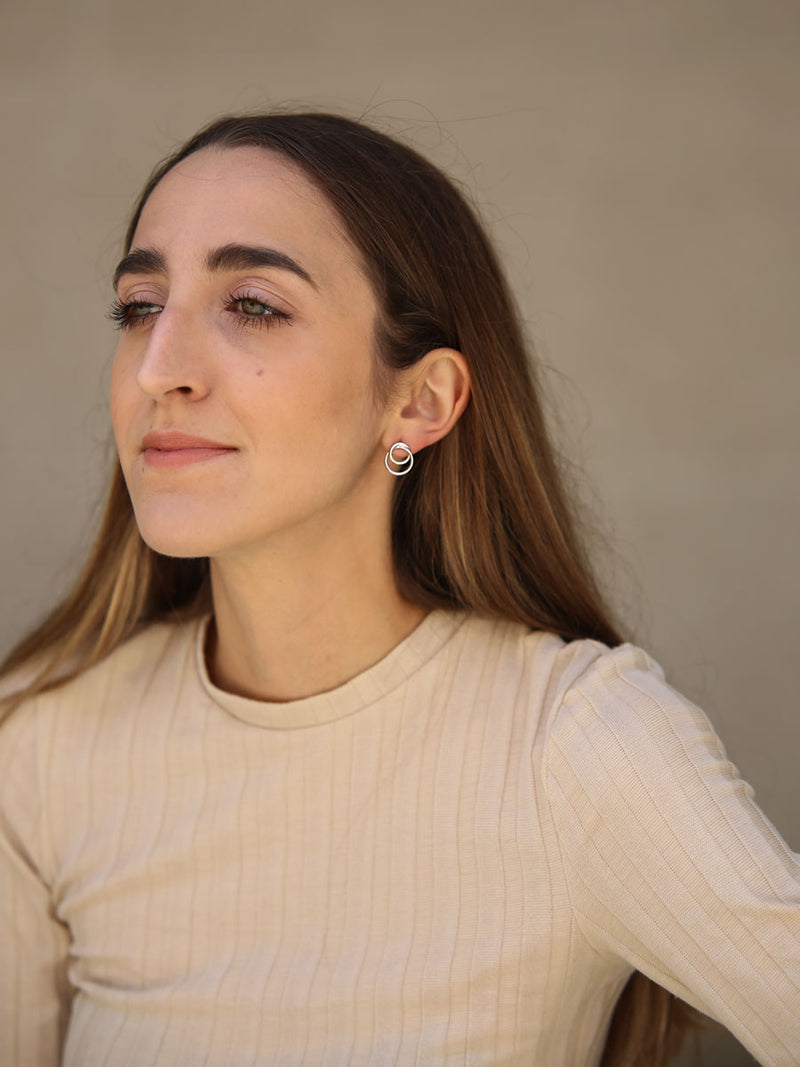Model trägt Ohrringe Skyla Gold
