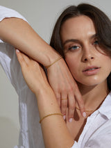 Tragebild mit Model mit nachhaltigem Armband Chloe