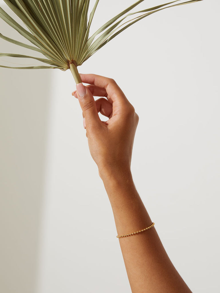 Tragebild nachhaltiges Armband Luise in Gold mit Pflanze