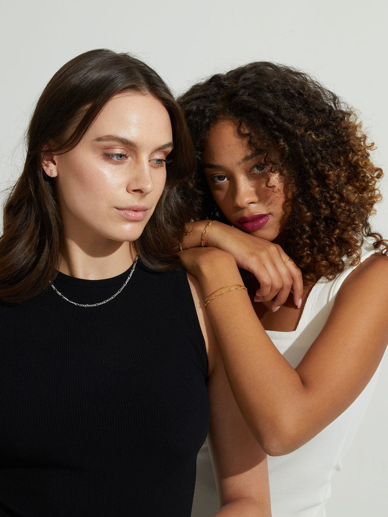 Zwei Models mit nachhaltigen Armbändern Stella