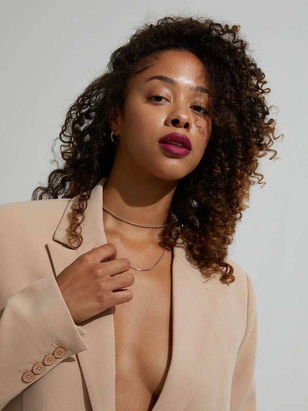 Model Nahaufnahme mit Choker Kugelkette 