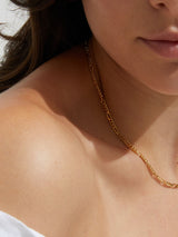 Model Nahaufnahme mit nachhaltiger Halskette Therese