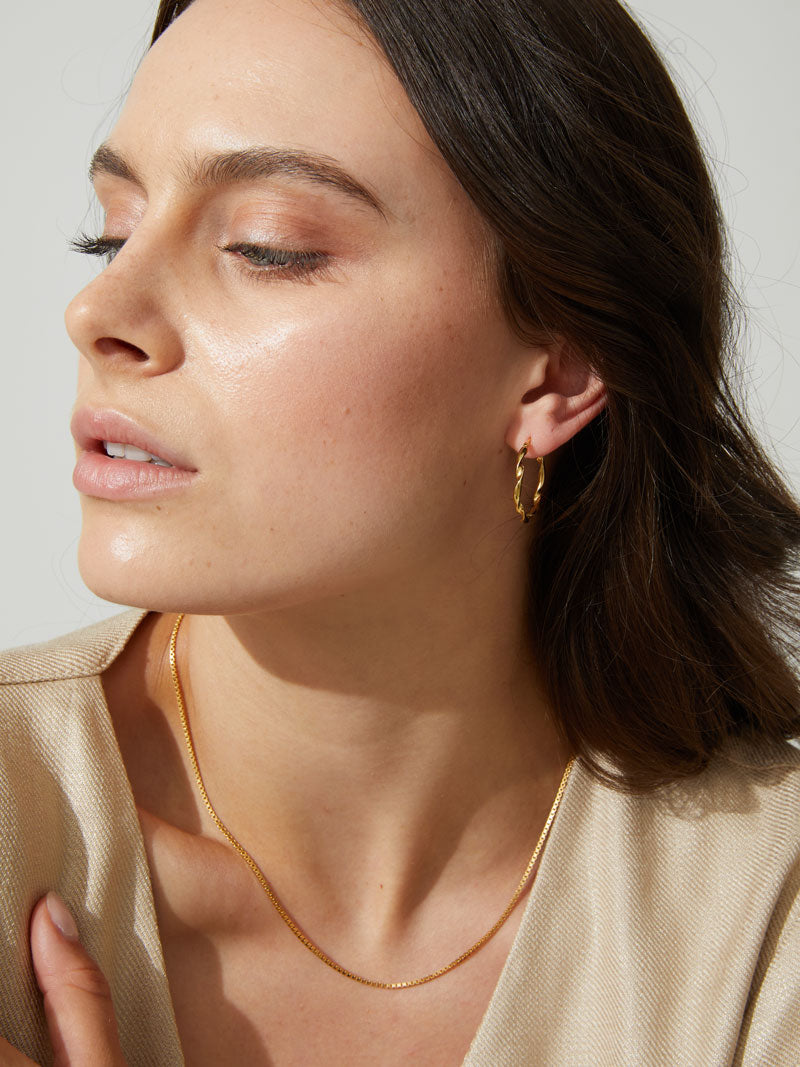 Model Detailaufnahme von Ohrringen Ava