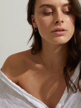 Model Portrait mit Ohrringen Rosie aus recycelten Materialien