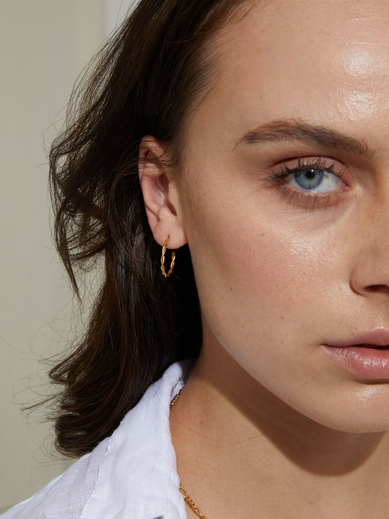 Model Detailaufnahme nachhaltige Ohrringe Rosie in Gold