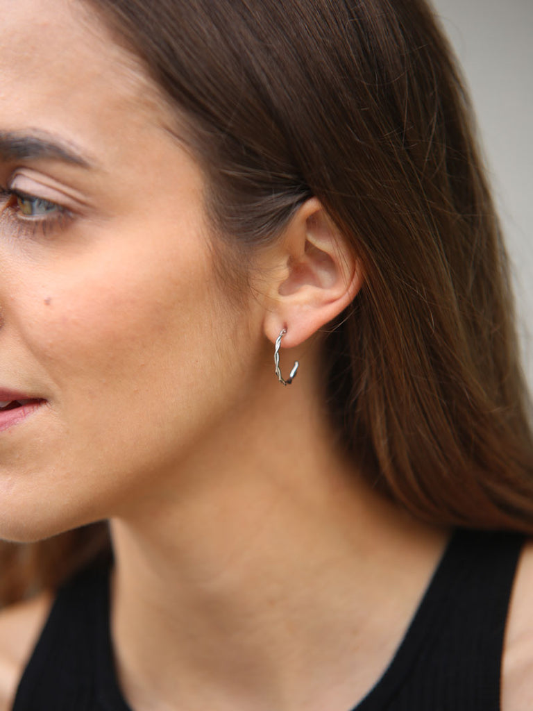Nachhaltige Twisted Hoop Earrings | Recyceltes Silber von DEAR DARLING BERLIN